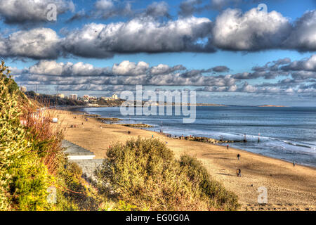 Branksome Strand Poole Dorset England UK mit Wolkengebilde nahe Bournemouth wie Gemälde in lebendigen helle Farben HDR Stockfoto