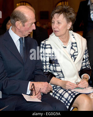 Der Herzog von Kent und Oberbürgermeister von Dresden Helma Orosz (CDU) sprechen in der Kreuzkirche in Dresden, Deutschland, 12. Februar 2015. Der Herzog wird der Oberbürgermeister mit der Ehrenmedaille des britischen Dresden Trust präsentieren. Foto: Arno Burgi/dpa Stockfoto