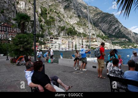 Die Promenade mit Blick auf Teile von Limone Sul Garda, die Bucht und den Hafen. Limone Sul Garda befindet sich am westlichen Ufer des Gardasees in der Provinz Brescia in der Lombardei, Italien. Foto: Klaus Nowottnick Datum: 28. August 2014 Stockfoto