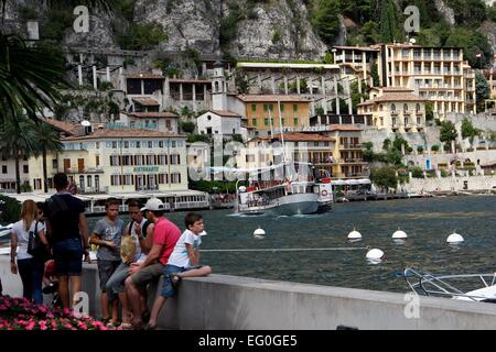 Die Promenade mit Blick auf Teile von Limone Sul Garda, die Bucht und den Hafen. Limone Sul Garda befindet sich am westlichen Ufer des Gardasees in der Provinz Brescia in der Lombardei, Italien. Foto: Klaus Nowottnick Datum: 28. August 2014 Stockfoto