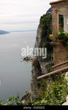 Blick von Pieve einen Teil des Gardasees. Pieve ist die wichtigste Stadt von Tremosine. Pieve liegt direkt an der Klippe, wo es fast senkrecht über 400 Meter in die Tiefe bis zum Gardasee geht. Foto: Klaus Nowottnick Datum: 28. August 2014 Stockfoto