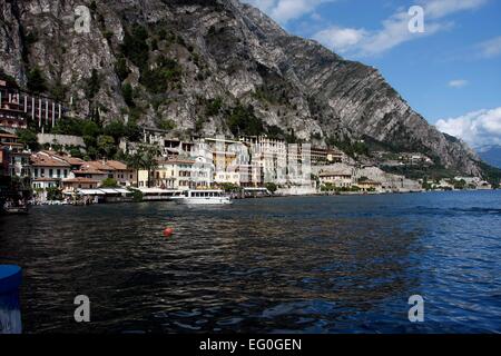 Die Promenade mit Blick auf Teile von Limone Sul Garda, die Bucht und den Hafen. Limone Sul Garda befindet sich am westlichen Ufer des Gardasees in der Provinz Brescia in der Lombardei, Italien. Foto: Klaus Nowottnick Datum: 28. August 2014 Stockfoto