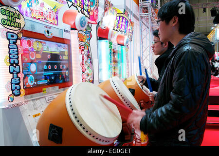 Chiba, Japan. 13. Februar 2015. Japan Amusement Expo 2015 am 13. Februar 2015, Chiba, Japan: Besucher testen neue Spielautomaten auf Japan Amusement Expo 2015 in Makuhari Messe International Exhibition. Die Expo ist eine der größten Vergnügungspark Maschinen- und Ausstellungen in der Welt, mit Arcade-Spielautomaten, Aufkleber Fotos, Spielgeräte, Coin-Op, Erlösung Preise und Simulation Maschinen. Die Ausstellung ist vom Februar 13 bis 14 2015 statt. Bildnachweis: Rodrigo Reyes Marin/AFLO/Alamy Live-Nachrichten Stockfoto