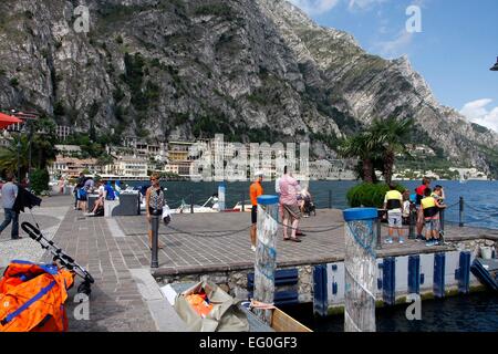 Die Promenade mit Blick auf Teile von Limone Sul Garda, die Bucht und den Hafen. Limone Sul Garda befindet sich am westlichen Ufer des Gardasees in der Provinz Brescia in der Lombardei, Italien. Foto: Klaus Nowottnick Datum: 28. August 2014 Stockfoto