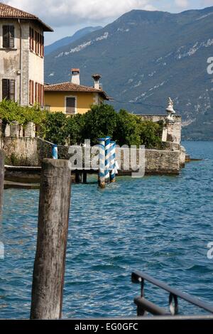 Die Promenade mit Blick auf Teile von Limone Sul Garda, die Bucht und den Hafen. Limone Sul Garda befindet sich am westlichen Ufer des Gardasees in der Provinz Brescia in der Lombardei, Italien. Foto: Klaus Nowottnick Datum: 28. August 2014 Stockfoto