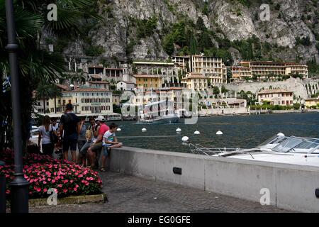 Die Promenade mit Blick auf Teile von Limone Sul Garda, die Bucht und den Hafen. Limone Sul Garda befindet sich am westlichen Ufer des Gardasees in der Provinz Brescia in der Lombardei, Italien. Foto: Klaus Nowottnick Datum: 28. August 2014 Stockfoto