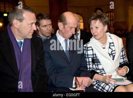 Dresden, Deutschland. 12. Februar 2015. Der Herzog von Kent (m) und der Oberbürgermeister von Dresden, Helma Orosz (CDU) sprechen in der Kreuzkirche in Dresden, Deutschland, 12. Februar 2015. Der Herzog wird der Oberbürgermeister mit der Ehrenmedaille des britischen Dresden Trust präsentieren. Foto: Arno Burgi/Dpa/Alamy Live-Nachrichten Stockfoto