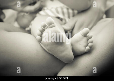 Baby und die Eltern des Babys Füße Nahaufnahmen Stockfoto