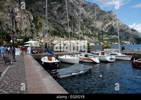 Die Promenade mit Blick auf Teile von Limone Sul Garda, die Bucht und den Hafen. Limone Sul Garda befindet sich am westlichen Ufer des Gardasees in der Provinz Brescia in der Lombardei, Italien. Foto: Klaus Nowottnick Datum: 28. August 2014 Stockfoto