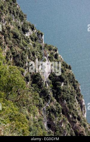 Pieve ist die wichtigste Stadt von Tremosine. Pieve liegt direkt an der Klippe, wo es fast senkrecht über 400 Meter in die Tiefe bis zum Gardasee geht. Von dort eine kurvenreiche Straße. Foto: Klaus Nowottnick Datum: 28. August 2014 Stockfoto