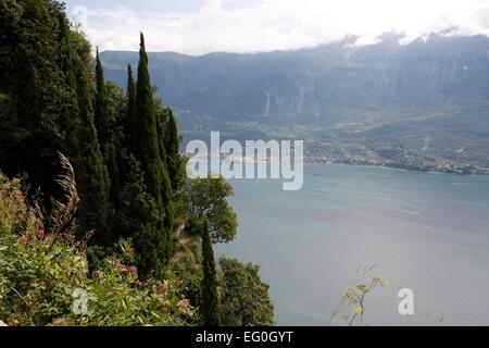 Blick von Pieve einen Teil des Gardasees. Pieve ist die wichtigste Stadt von Tremosine. Pieve liegt direkt an der Klippe, wo es fast senkrecht über 400 Meter in die Tiefe bis zum Gardasee geht. Foto: Klaus Nowottnick Datum: 28. August 2014 Stockfoto