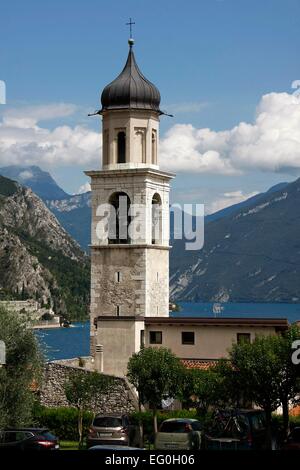 Die barocke Pfarrkirche Kirche San Benedetto in Limone Sul Garda. Es wurde auf den Ruinen einer antiken Basilika gebaut. Besonders sehenswert sind die 4 Marmor Altäre. Foto: Klaus Nowottnick Datum: 28. August 2014 Stockfoto