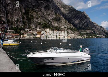 Die Promenade mit Blick auf Teile von Limone Sul Garda, die Bucht und den Hafen. Limone Sul Garda befindet sich am westlichen Ufer des Gardasees in der Provinz Brescia in der Lombardei, Italien. Foto: Klaus Nowottnick Datum: 28. August 2014 Stockfoto