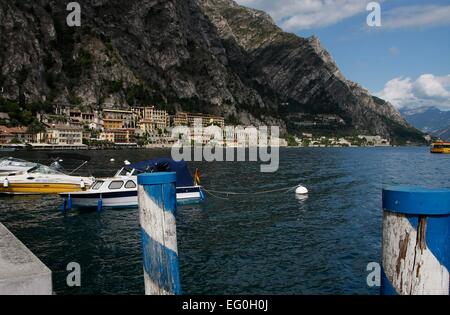 Die Promenade mit Blick auf Teile von Limone Sul Garda, die Bucht und den Hafen. Limone Sul Garda befindet sich am westlichen Ufer des Gardasees in der Provinz Brescia in der Lombardei, Italien. Foto: Klaus Nowottnick Datum: 28. August 2014 Stockfoto
