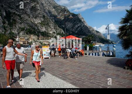 Die Promenade mit Blick auf Teile von Limone Sul Garda, die Bucht und den Hafen. Limone Sul Garda befindet sich am westlichen Ufer des Gardasees in der Provinz Brescia in der Lombardei, Italien. Foto: Klaus Nowottnick Datum: 28. August 2014 Stockfoto