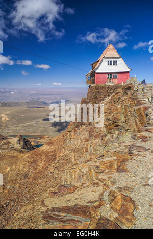 Holzhütte am Rande der Klippe am Berg Chacaltaya in Süd amerikanischen Anden Stockfoto