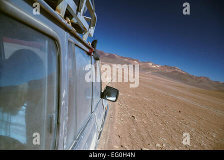 Offroad Fahrzeug Kreuzung bolivianischen Wüste in der Nähe von Salar de Uyuni Stockfoto