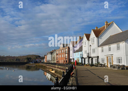 Waterfront Häuser mit Blick auf einen Fluss im Vereinigten Königreich Stockfoto