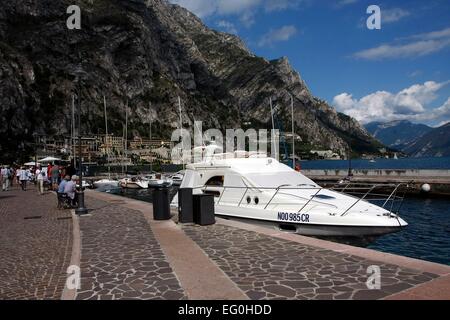Die Promenade mit Blick auf Teile von Limone Sul Garda, die Bucht und den Hafen. Limone Sul Garda befindet sich am westlichen Ufer des Gardasees in der Provinz Brescia in der Lombardei, Italien. Foto: Klaus Nowottnick Datum: 28. August 2014 Stockfoto