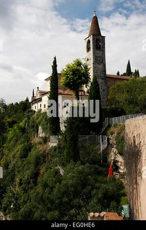 San Giovanni Battista Kirche Pieve. Die Pfarrei Kirche San Giovanni Battista ist auch auf einem Felsen gebaut, die in den Abgrund geht. Ihre Glocken werden jeden Tag um die Mittagszeit geläutet. Foto: Klaus Nowottnick Datum: 28. August 2014 Stockfoto