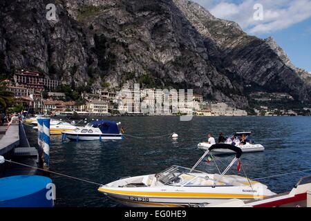 Die Promenade mit Blick auf Teile von Limone Sul Garda, die Bucht und den Hafen. Limone Sul Garda befindet sich am westlichen Ufer des Gardasees in der Provinz Brescia in der Lombardei, Italien. Foto: Klaus Nowottnick Datum: 28. August 2014 Stockfoto
