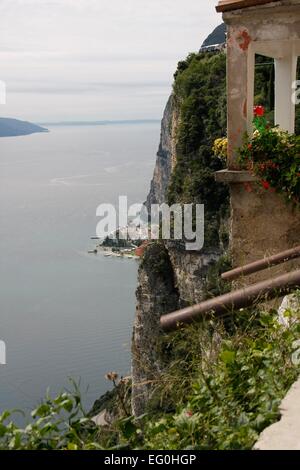 Blick von Pieve einen Teil des Gardasees. Pieve ist die wichtigste Stadt von Tremosine. Pieve liegt direkt an der Klippe, wo es fast senkrecht über 400 Meter in die Tiefe bis zum Gardasee geht. Foto: Klaus Nowottnick Datum: 28. August 2014 Stockfoto