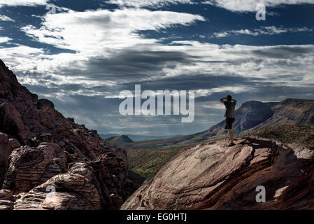 Wanderer auf einem Berggipfel, Red Rock Canyon National Park, Las Vegas, Nevada, USA Stockfoto