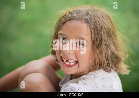Mädchen (4-5) lächelnd mit fehlenden Zahn Stockfoto