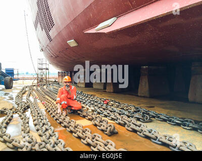 Dock-Arbeiter in einer Werft im Gespräch auf ein Walkie-Talkie Stockfoto