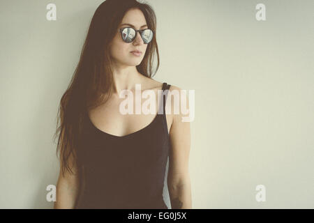 Junge Frau mit Sonnenbrille, Porträt Stockfoto