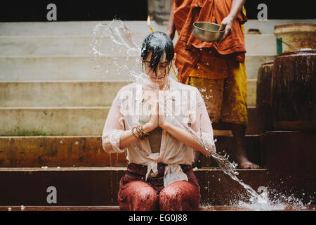 Kambodscha, buddhistischer Mönch Wasser Segen junge Frau Stockfoto