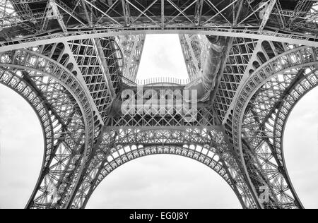 Niedrigen Winkel-Blick auf den Eiffelturm, Paris, Frankreich Stockfoto