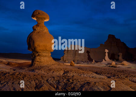 Rock Hoodoo im Goblin Valley State Park bei Nacht, Utah, USA Stockfoto