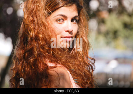 Porträt der langhaarige Frau im Sonnenlicht Stockfoto