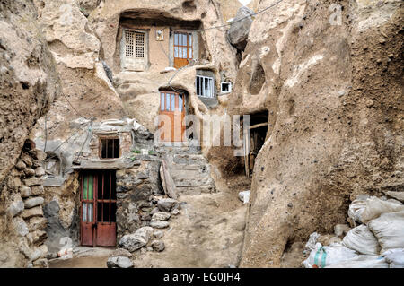 Fassaden der Häuser in den Fels Zapfen in Kandovan Dorf im Iran ausgegraben Stockfoto