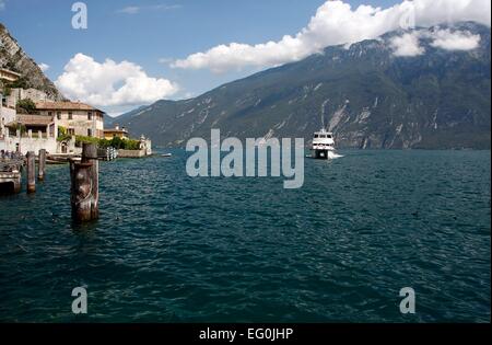 Die Promenade mit Blick auf Teile von Limone Sul Garda, die Bucht und den Hafen. Limone Sul Garda befindet sich am westlichen Ufer des Gardasees in der Provinz Brescia in der Lombardei, Italien. Foto: Klaus Nowottnick Datum: 28. August 2014 Stockfoto