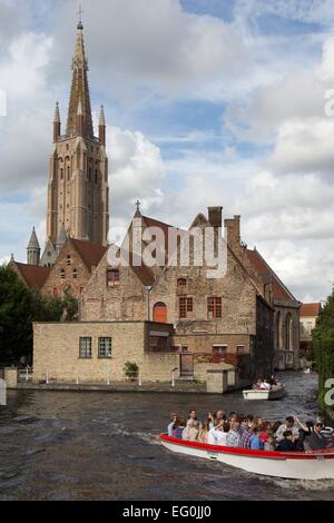 Belgien: Alte St. Johannes Hospital und Turm der Kirche unserer Dame in Brügge. Foto vom 29. August 2015. Stockfoto