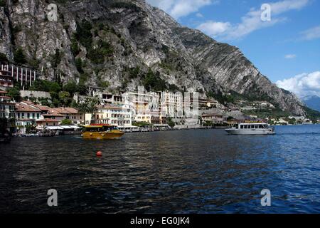 Die Promenade mit Blick auf Teile von Limone Sul Garda, die Bucht und den Hafen. Limone Sul Garda befindet sich am westlichen Ufer des Gardasees in der Provinz Brescia in der Lombardei, Italien. Foto: Klaus Nowottnick Datum: 28. August 2014 Stockfoto