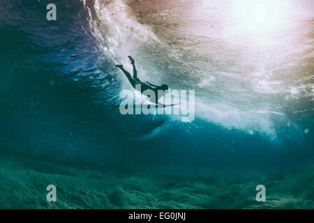 Surfer Ente Tauchen unter einer Welle, Hawaii, Amerika, USA Stockfoto