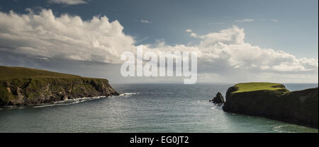 Irland, County Donegal, Glencolmcille, Malin Beag, Blick auf grünen Klippen am Meer Stockfoto