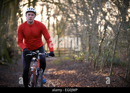 Mann fahren Mountainbike durch Wälder Stockfoto