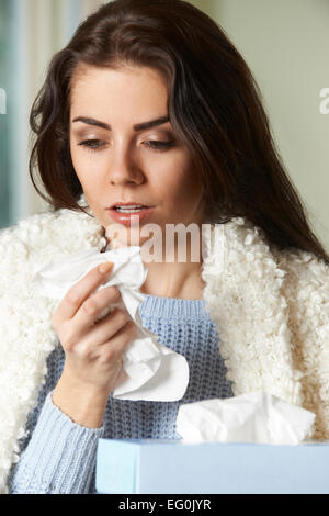 Frau mit kalt halten Gewebe und Niesen Stockfoto