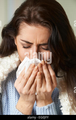 Frau mit kalt halten Gewebe und Niesen Stockfoto