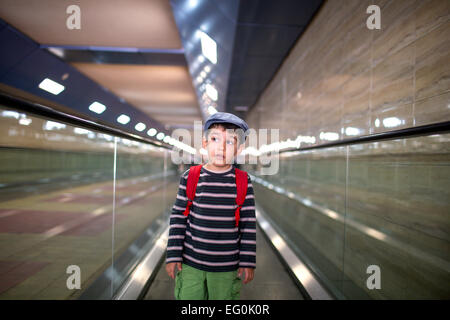 Bulgarien, Sofia, Boy (4-5) stehen auf der Rolltreppe Stockfoto