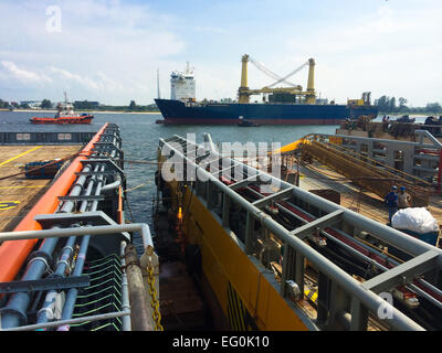 Zwei Öl-Bohrinsel Versorgungsschiffe nebeneinander im Hafen Hafen festgemacht Stockfoto