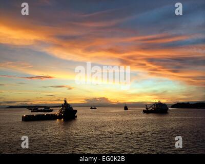 Silhouetten von industriellen Schiffe im Meer bei Sonnenuntergang Stockfoto