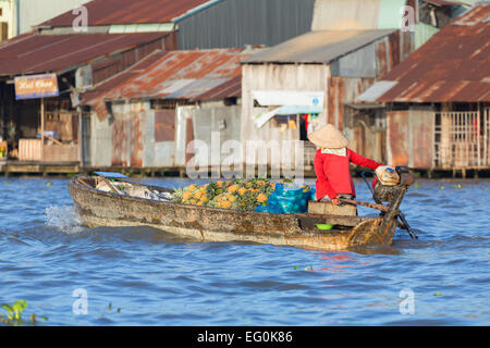 Frau auf Boot am Cai Rang schwimmende Markt, Can Tho, Mekong-Delta, Vietnam Stockfoto