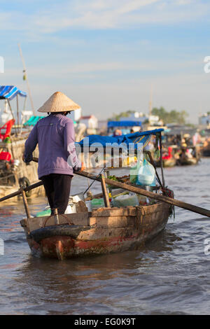 Frau auf Boot am Cai Rang schwimmende Markt, Can Tho, Mekong-Delta, Vietnam Stockfoto