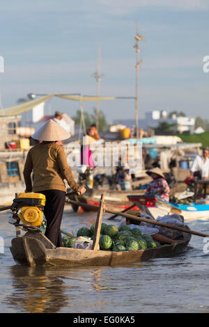 Frau auf Boot am Cai Rang schwimmende Markt, Can Tho, Mekong-Delta, Vietnam Stockfoto