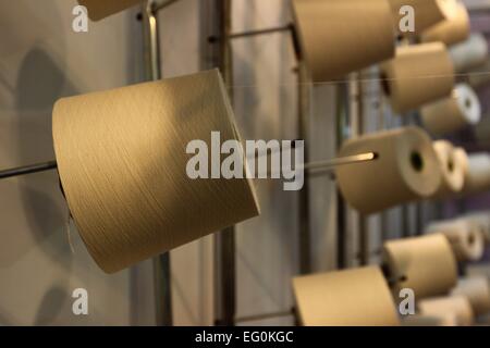 Dhaka 9. Februar 2015. Gruppe der Spule Gewinde Kegel auf eine Schärmaschine in einer Textilfabrik. Stockfoto